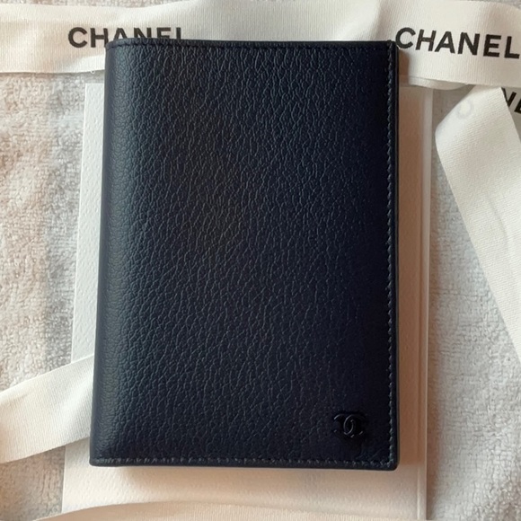 ๐๐น๐ CHANEL PASSPORT COVER ๐๐น๐ NWT ๐๐น๐ - Picture 10 of 16